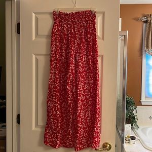 Floral Paperbag Waist Wide Leg Pants
Color: Red and White. NEW without tags